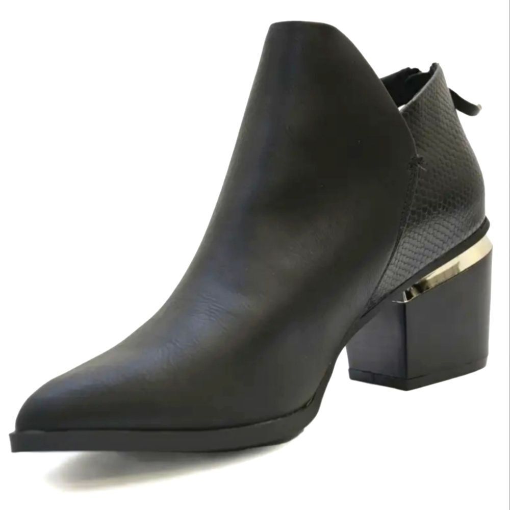 Sleek Western Black Ankle Boots with Metallic Trim Sz 10